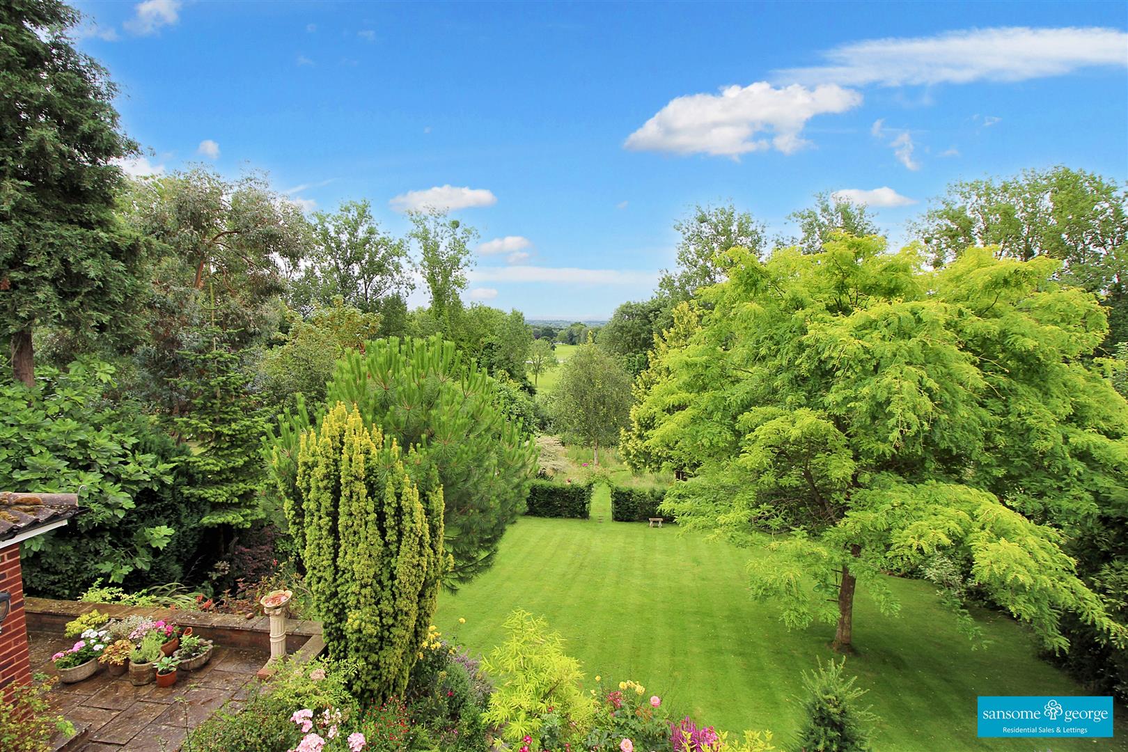 5 bed property in Fairway Avenue, Reading
